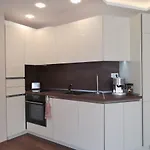Center Lux شقة *