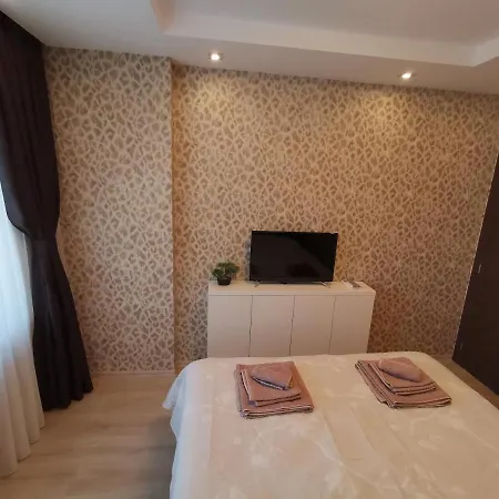 Center Lux شقة *