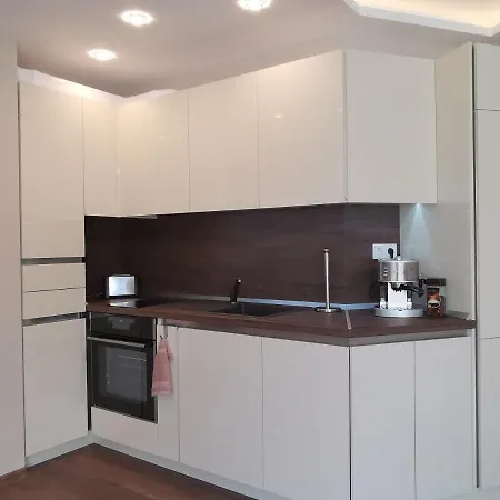 Center Lux شقة *